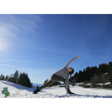 Snowga Hill Yoga Girl, Auvergne-Rhône-Alpes - 
