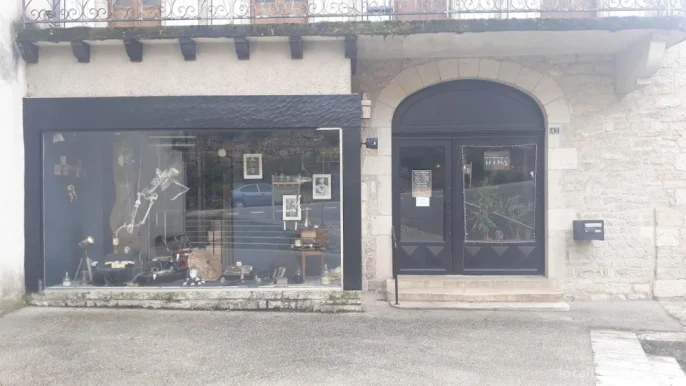 Stinky Bones Tattoo Shop, Occitanie - 