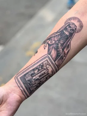 Hand In Glove Tattoo Shop, Paris - Photo 2
